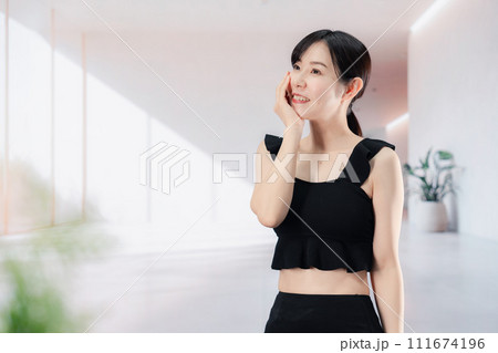 スパで活き活きと過ごす若い女性 スパで活き活きと過ごす若い女性 111674196