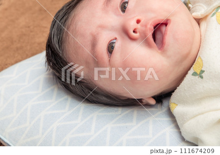 【涙を流して泣く赤ちゃん】 111674209