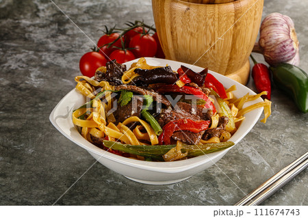 Asian wok with noodle, vegetables and beef 111674743