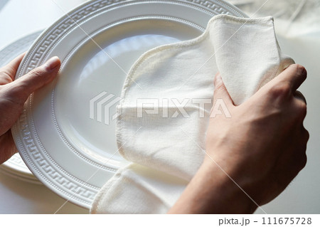 皿拭き 男性 クローズアップ 皿拭き 男性 クローズアップ 111675728