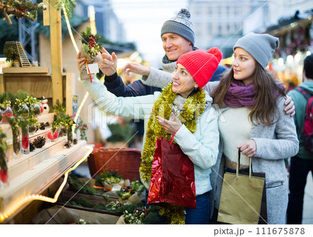 modern family of three at Christmas market modern family of three at Christmas market 111675878