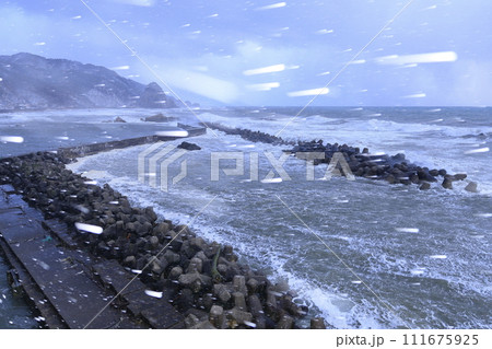 雪と波の華が舞う冬の日本海 111675925
