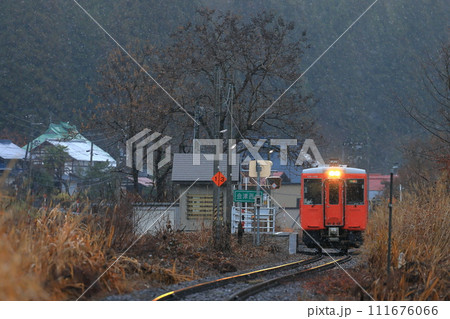 雨降る晩秋の只見線 雨降る晩秋の只見線 111676066