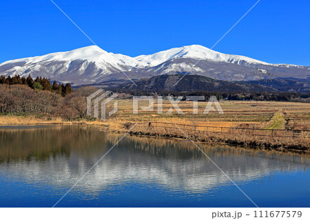 雪消月（ゆききえつき）湖面に移る日本百名山　鳥海山 111677579