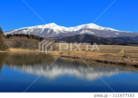雪消月（ゆききえつき）湖面に移る日本百名山　鳥海山 111677583