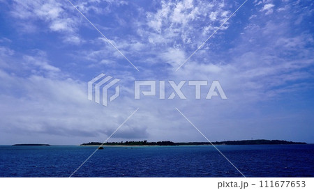 海から見た沖縄県の津堅島 111677653
