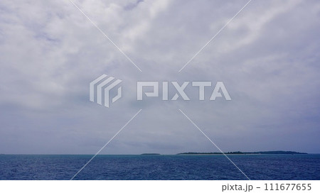 海から見た沖縄県の津堅島 111677655