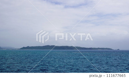 海から見た沖縄県の津堅島 海から見た沖縄県の津堅島 111677665