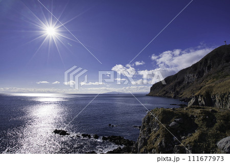 眩しい太陽と函館山 111677973