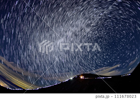宝永山から見る富士山の夜景と星空 111678023