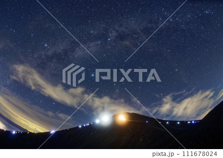 宝永山から見る富士山の夜景と星空 111678024