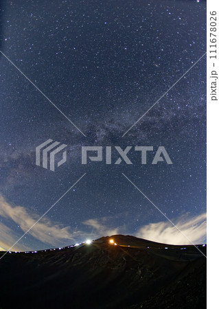 宝永山から見る富士山の夜景と星空 宝永山から見る富士山の夜景と星空 111678026