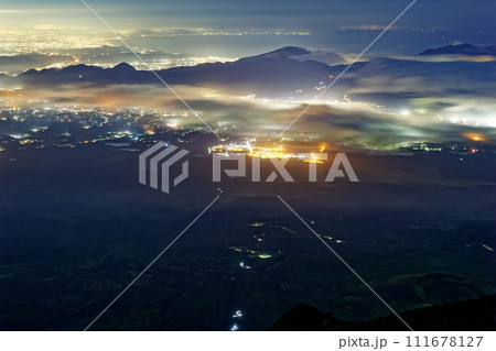 富士山・宝永山から見る御殿場・湘南の夜景と箱根の山並み 111678127