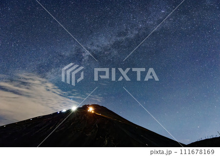 宝永山から見る富士山の夜景と星空 111678169