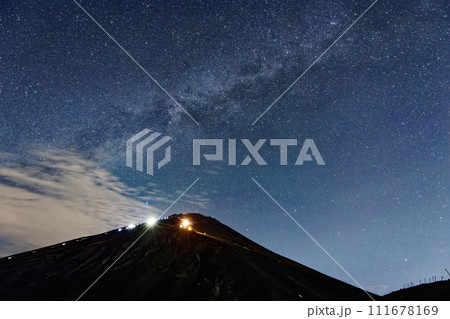 宝永山から見る富士山の夜景と星空 宝永山から見る富士山の夜景と星空 111678169