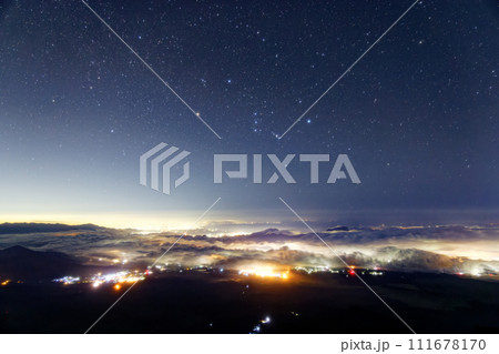 富士山・宝永山から見る星空と御殿場・湘南・関東平野の街明かり 111678170
