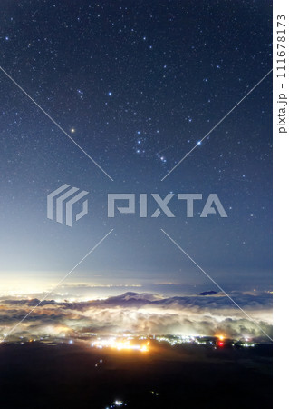富士山・宝永山から見る星空と御殿場・湘南・関東平野の街明かり 111678173