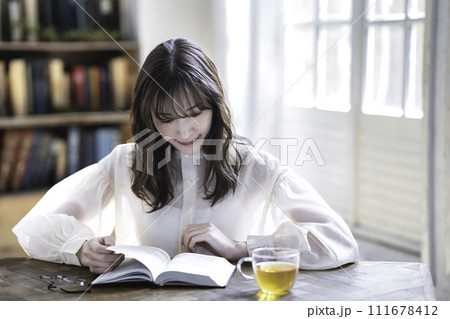 読書する女性 読書する女性 111678412