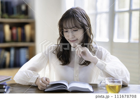 休日にのんびりと本を読む女性 休日にのんびりと本を読む女性 111678708