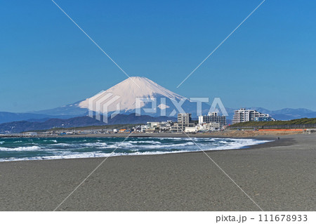 茅ヶ崎海岸から見る冬の富士山（冬、二月） 111678933