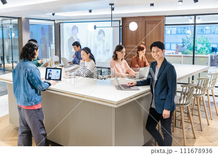 テレビ会議 グローバルビジネス 撮影協力:WEEK芝大門(サンフロンティア不動産) テレビ会議 グローバルビジネス 撮影協力:WEEK芝大門(サンフロンティア不動産) 111678936