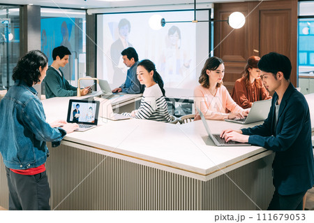 テレビ会議 グローバルビジネス 撮影協力:WEEK芝大門(サンフロンティア不動産) テレビ会議 グローバルビジネス 撮影協力:WEEK芝大門(サンフロンティア不動産) 111679053