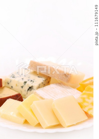 チーズ盛り合わせ 明るい背景 ゴーダ チェダー他 チーズ盛り合わせ 明るい背景 ゴーダ チェダー他 111679149