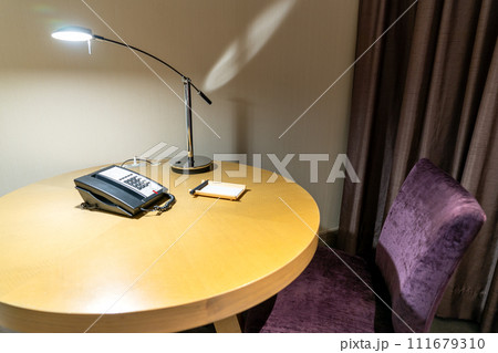 ホテルのテーブルセットイメージ 111679310