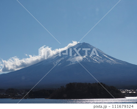山中湖から見た秋の晴れた空と富士山 111679324