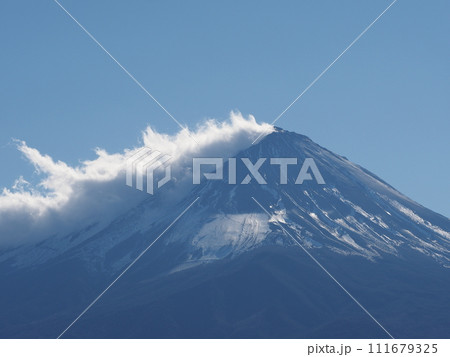 山中湖から見た秋の晴れた空と富士山 111679325