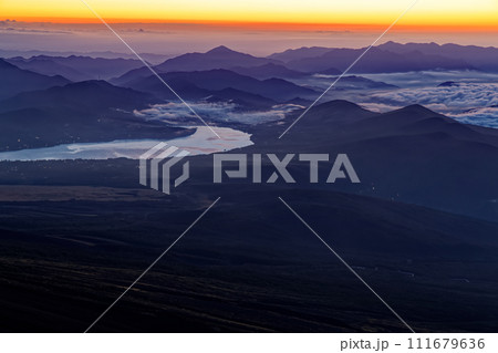 富士山・宝永山から見る夜明けの山中湖と丹沢の山並み 111679636
