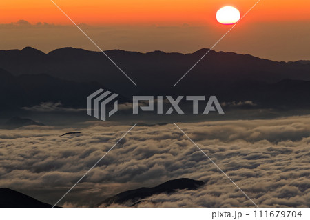 富士山・宝永山から見る日の出と雲海、丹沢の山並み 111679704