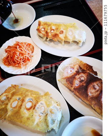 中華料理店の餃子食べ放題 中華料理店の餃子食べ放題 111679755