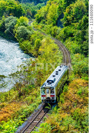 石北本線（白滝－丸瀬布） 湧別川沿いを走るキハ54　～白滝発祥の地～ 111680090