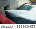 ダムの放流 111680453