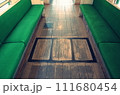 木の床の電車 111680454