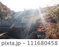 そびえたつダム　逆光 111680458