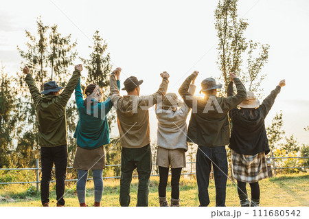 キャンプ・グランピング・登山などの自然の中で遊ぶ趣味を持つ男女のアジア人キャンパーの仲間 111680542