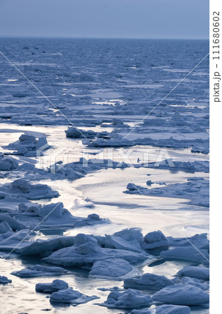 オホーツク海の流氷 111680602