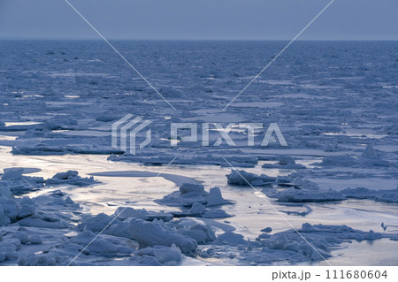 オホーツク海の流氷 111680604
