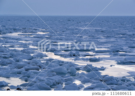 オホーツク海の流氷 111680611