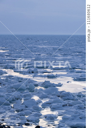 オホーツク海の流氷 111680612