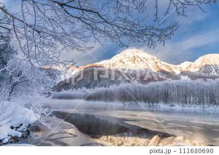 冬の上高地スノーハイク 111680690