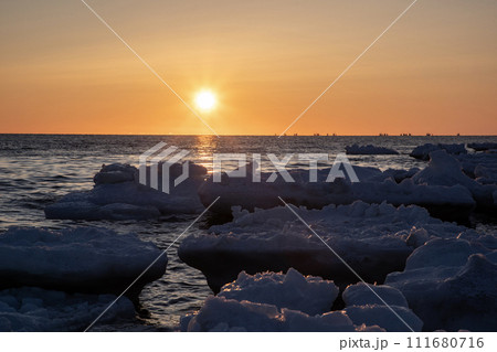 野付半島の流氷と日の出 111680716
