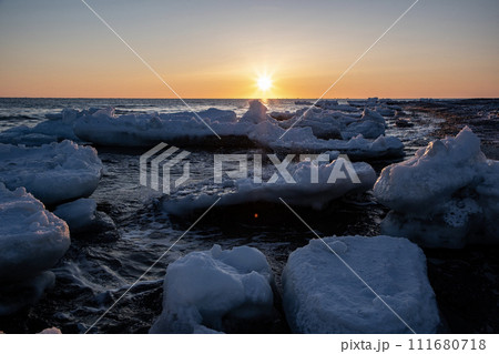 野付半島の流氷と日の出 111680718