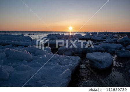 野付半島の流氷と日の出 111680720