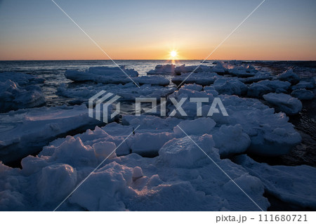野付半島の流氷と日の出 111680721