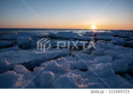 野付半島の流氷と日の出 111680723