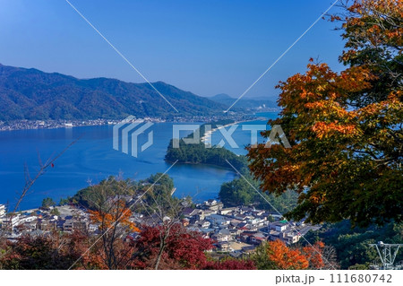 展望台から見下ろす紅葉と天橋立のコラボ情景 111680742