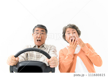運転　シニア　危ない　 111680815